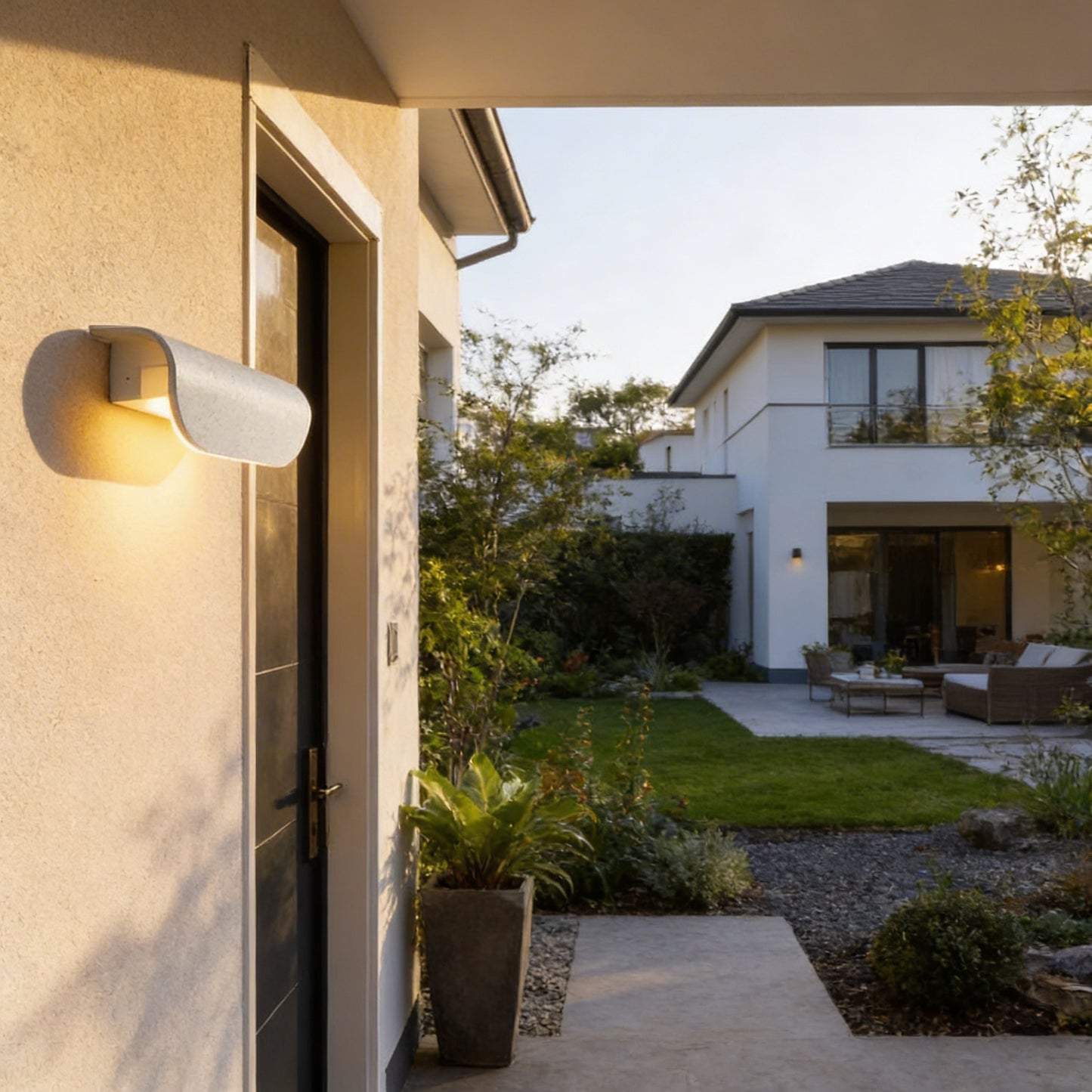 AURO Bøy | Curved Outdoor Wall Light