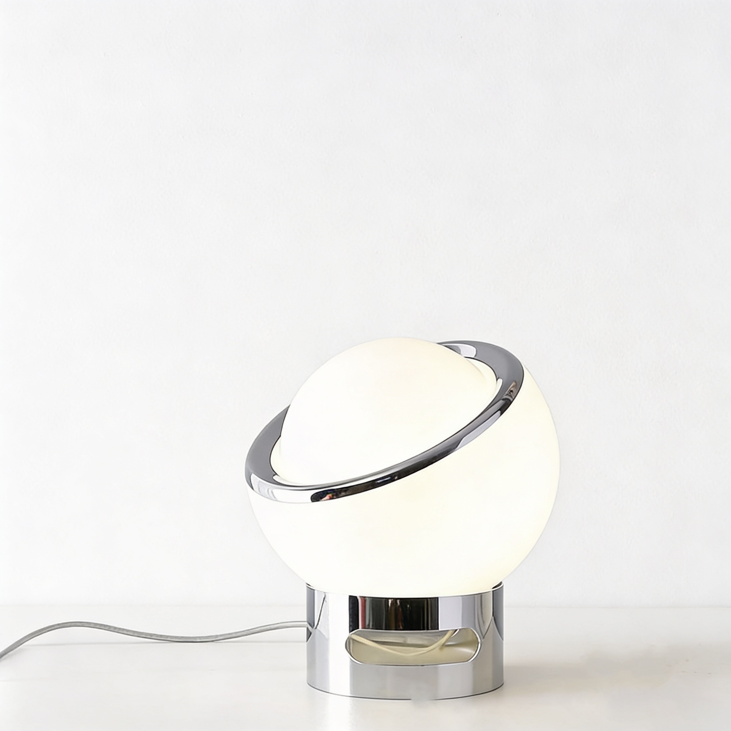 AURO Orbe | Bauhaus Opal Globe Table Lamp
